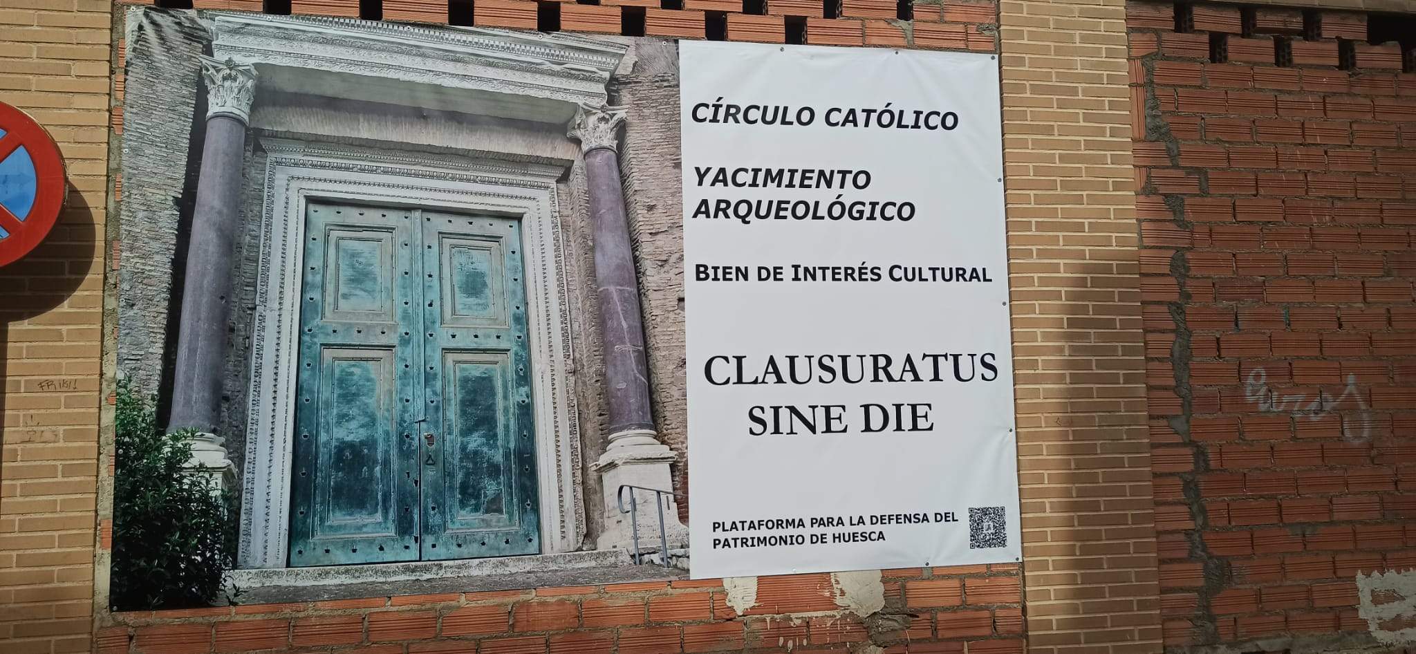 Lona instalada en la Travesía la Conquista por la Plataforma en Defensa del Patrimonio de Huesca