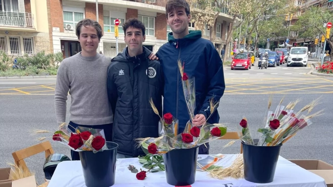 Jugadores de la Bonanova en el Día de la Rosa con un puesto con la Cruz de San Jorge Jugadores de la Bonanova en el Día de la Rosa con un puesto con la Cruz de San Jorge
