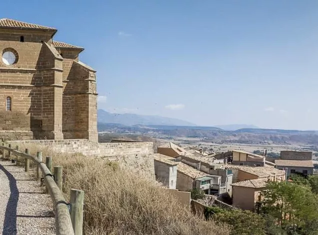 El colegio Virgen de la Soledad de Bolea ha creado un gigante "Dado de la paz".