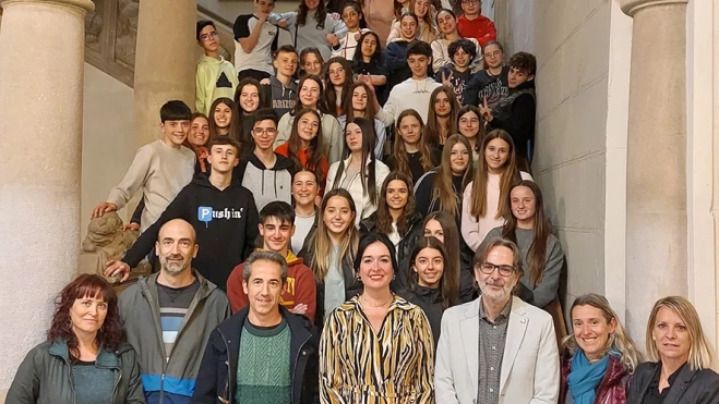 Foto de familia de la recepción a estudiantes oscenses y franceses Foto de familia de la recepción a estudiantes oscenses y franceses
