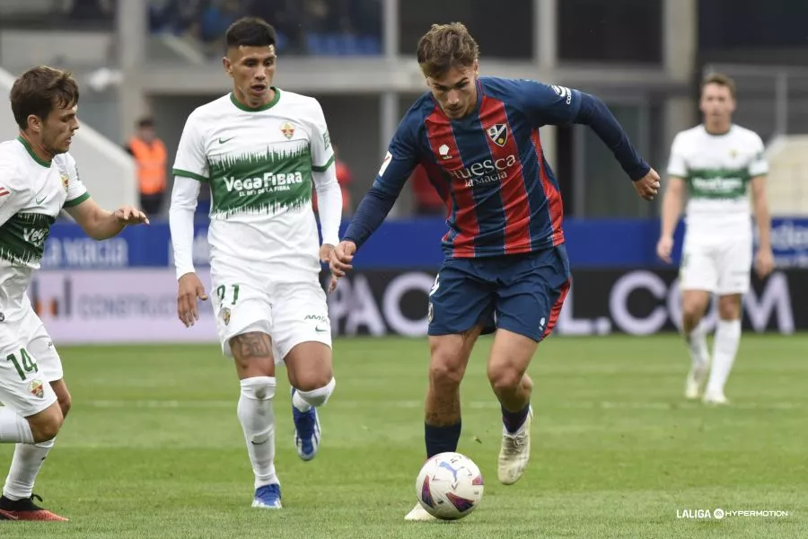 Huesca 0-1 Elche. Vallejo conduce un balón.