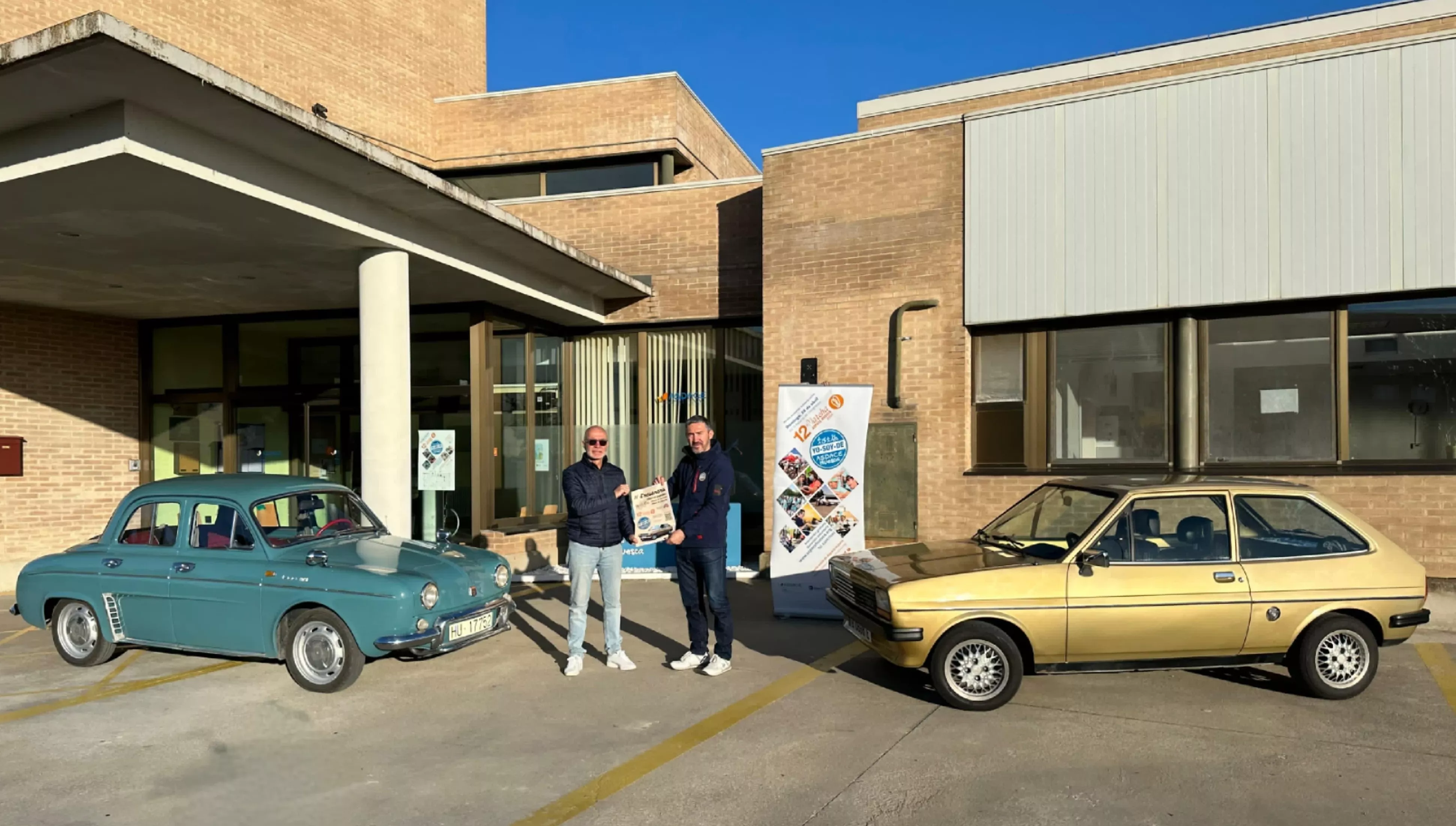 Alberto Altemir y Anselmo Lalueza, con el cartel de la Marcha Aspace