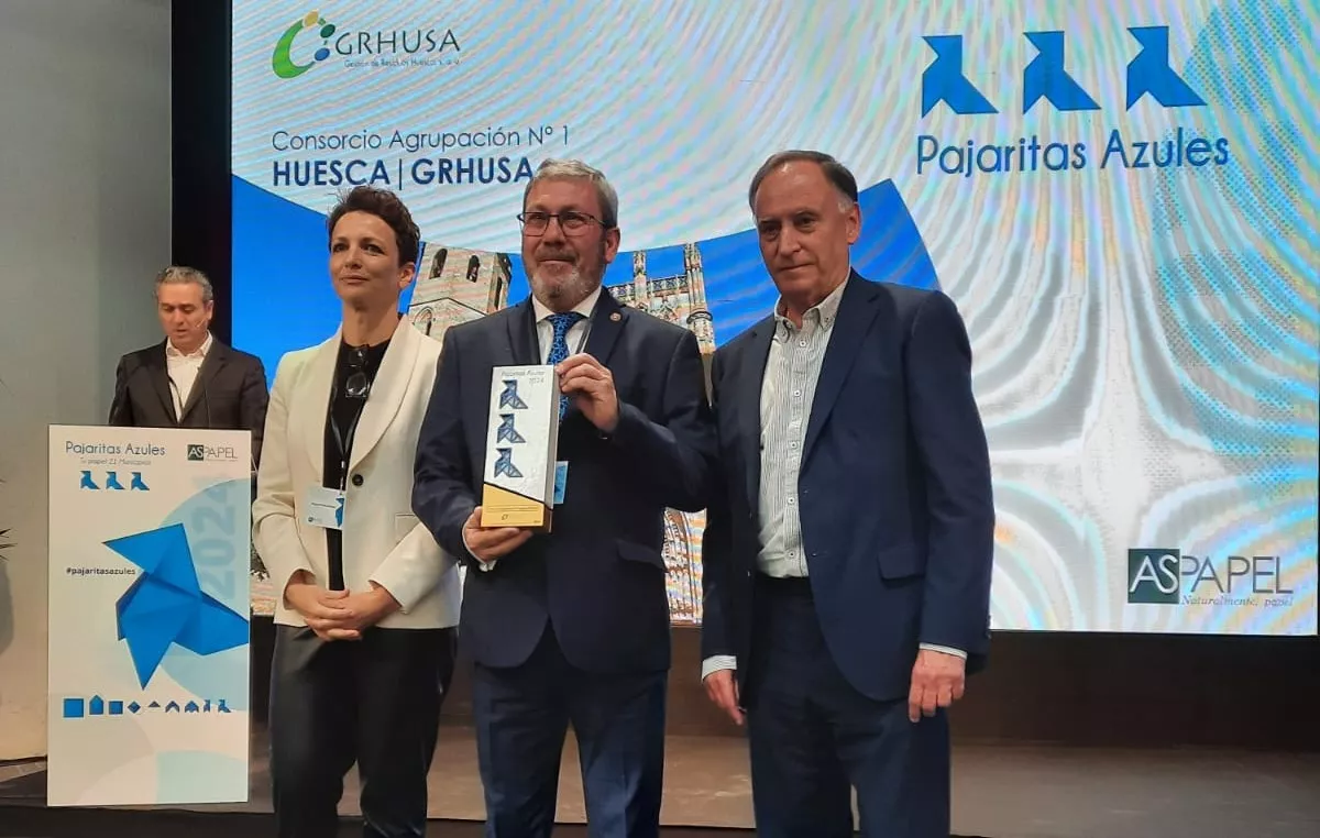 José Miguel Veintemilla recogió el galardón con tres Pajaritas Azules al reciclaje.