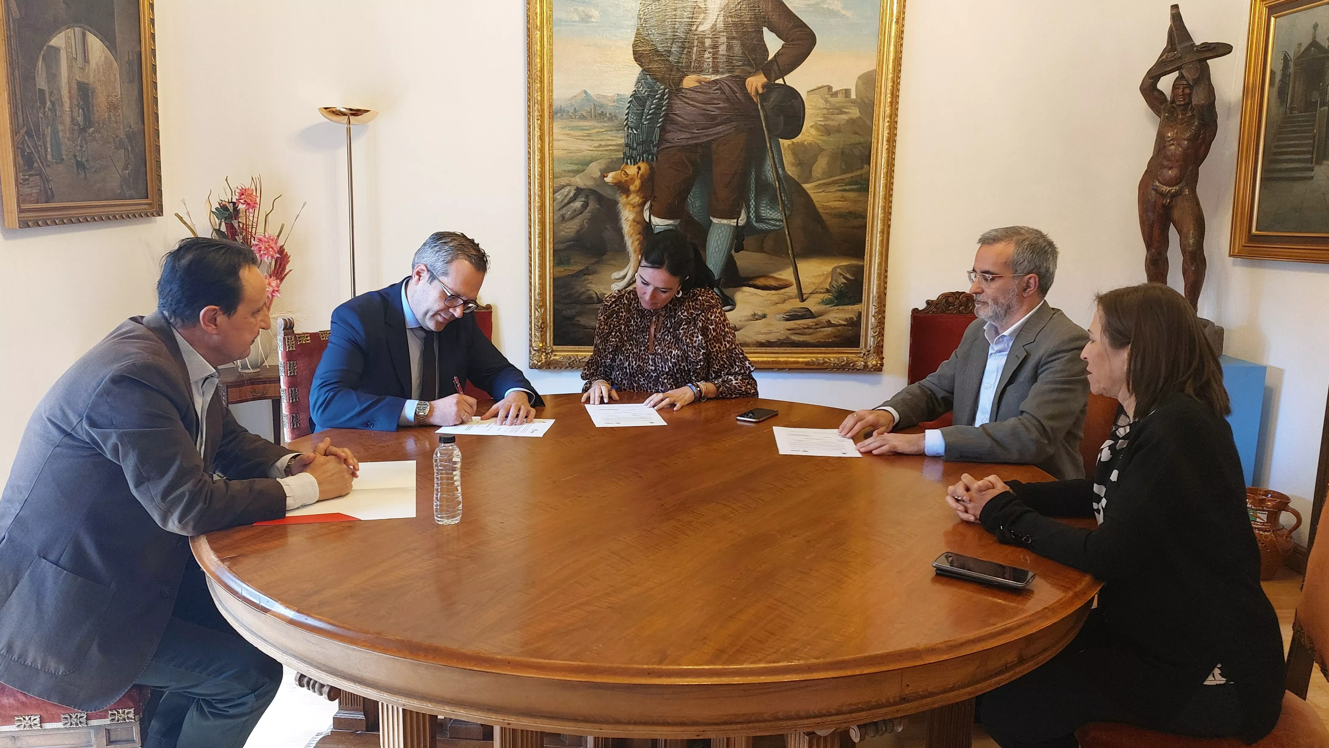 La alcaldesa, Lorena Orduna, y Carlos Ortas firman el acta