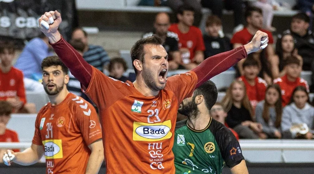 Rodri Benites, jugador de Bada Huesca, celebra la última victoria. Foto: Andrey Sapizhak