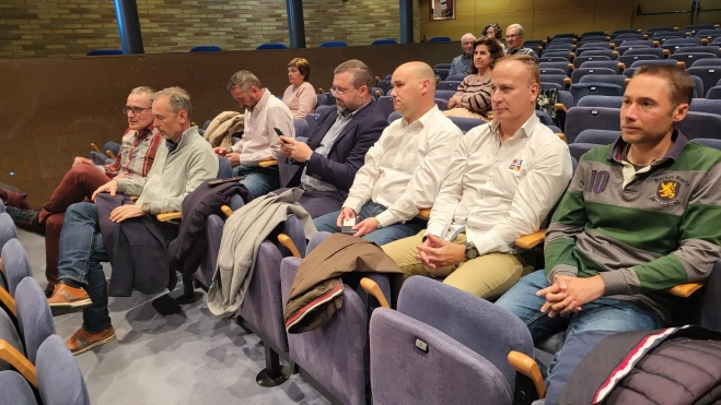 Asistentes a la presentación del libro Guerra S.A. Asistentes a la presentación del libro Guerra S.A.