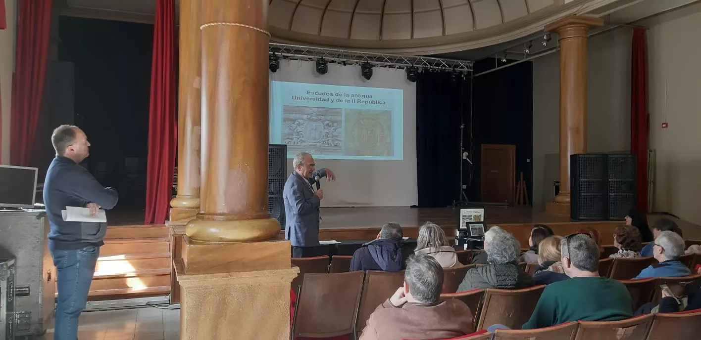 Juan Mainer, dirigiéndose a los asistentes, en el homenaje a los profesores represaliados. Foto Meli Armoa