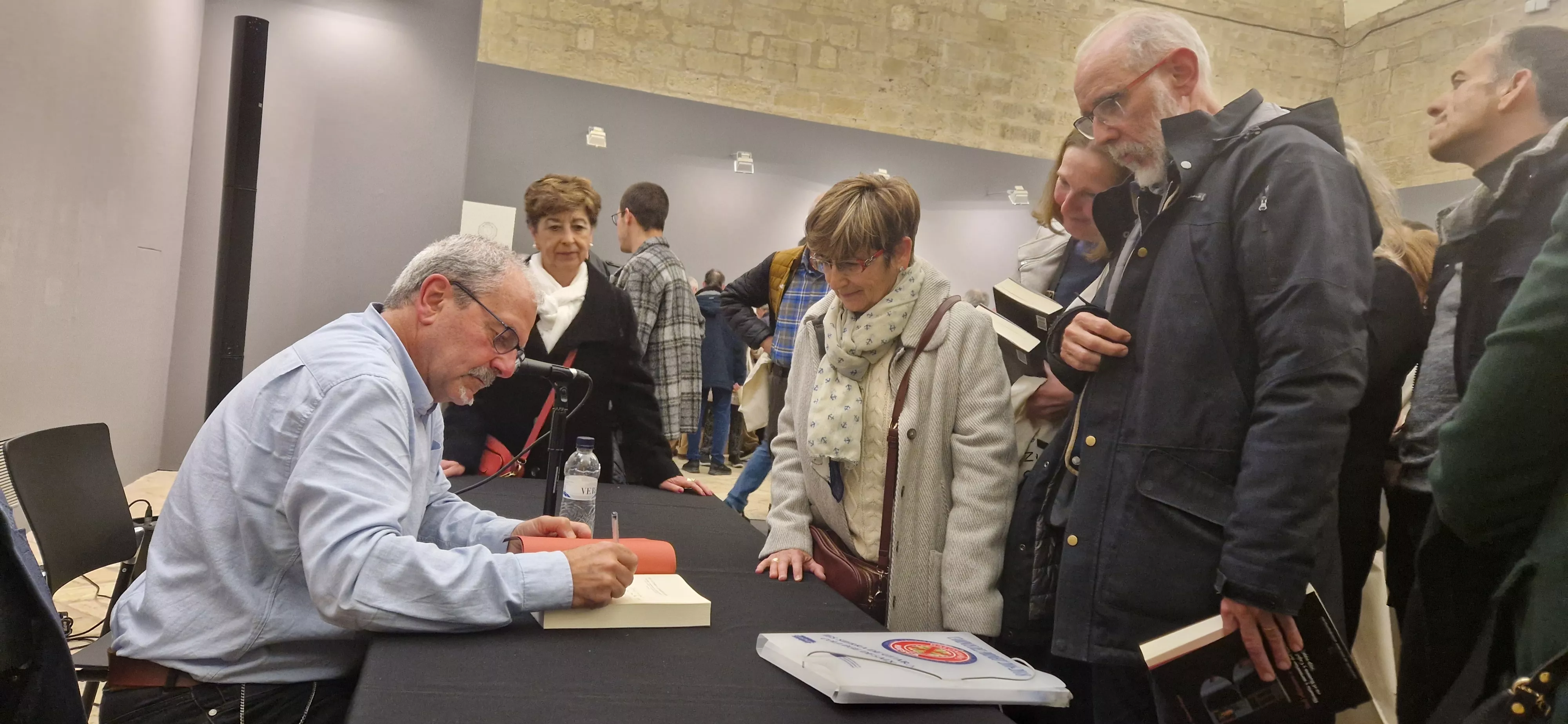 Juan Mainer firmando ejemplares de su libro Del elitismo a la masificación. Foto Myriam Martínez 