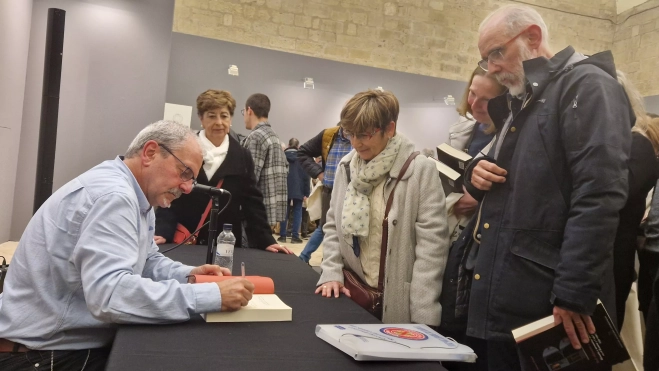 Juan Mainer firmando ejemplares de su libro Del elitismo a la masificación. Foto Myriam Martínez Juan Mainer firmando ejemplares de su libro Del elitismo a la masificación. Foto Myriam Martínez