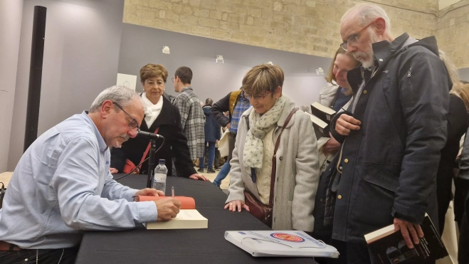 Juan Mainer firmando ejemplares de su libro Del elitismo a la masificación. Foto Myriam Martínez 