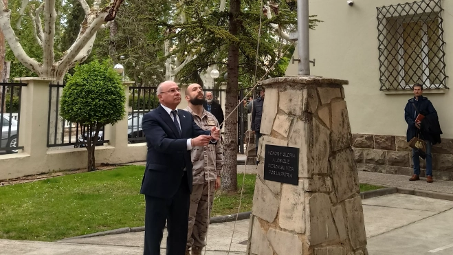 Leopoldo Carranza iza la bandera Leopoldo Carranza iza la bandera