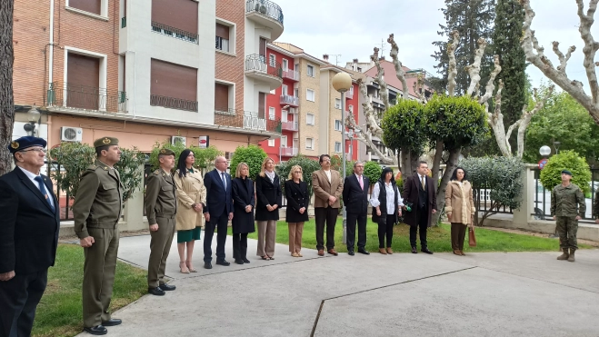 Asistentes al acto en la Subdelegación de Defensa Asistentes al acto en la Subdelegación de Defensa