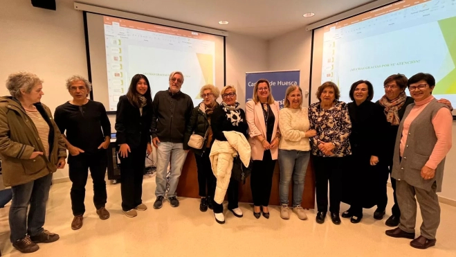 Martín Zorraquino con parte del público asistente a la charla.