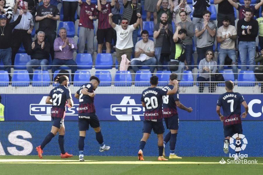 Carrillo y la afición celebra el gol en El Alcoraz.