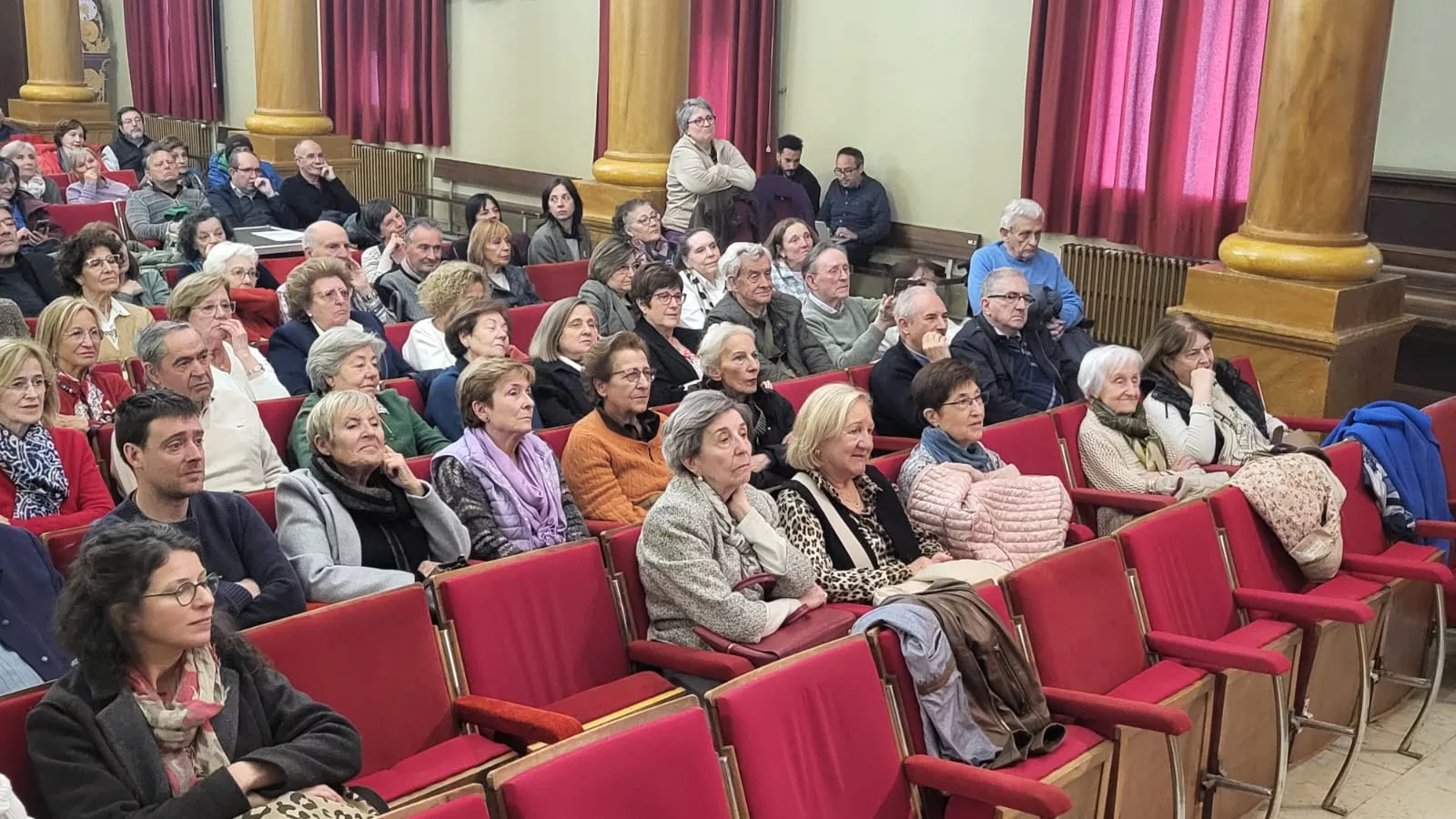 Inauguración del salón de actos del Ramón y Cajal como Ángela Martín Casabiel