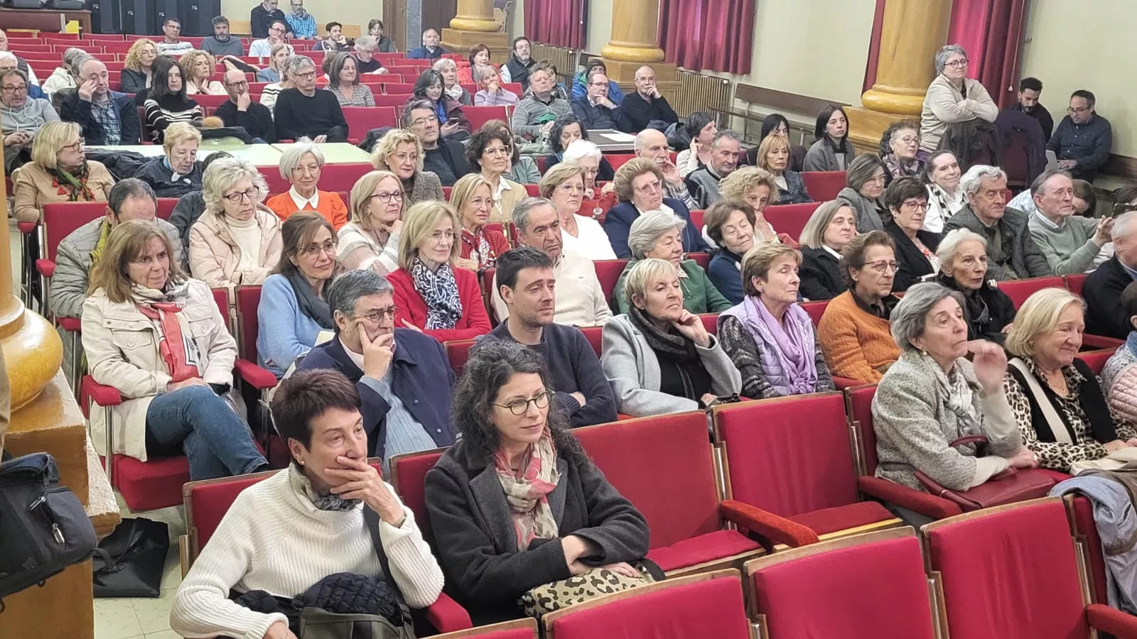Inauguración del salón de actos del Ramón y Cajal como Ángela Martín Casabiel