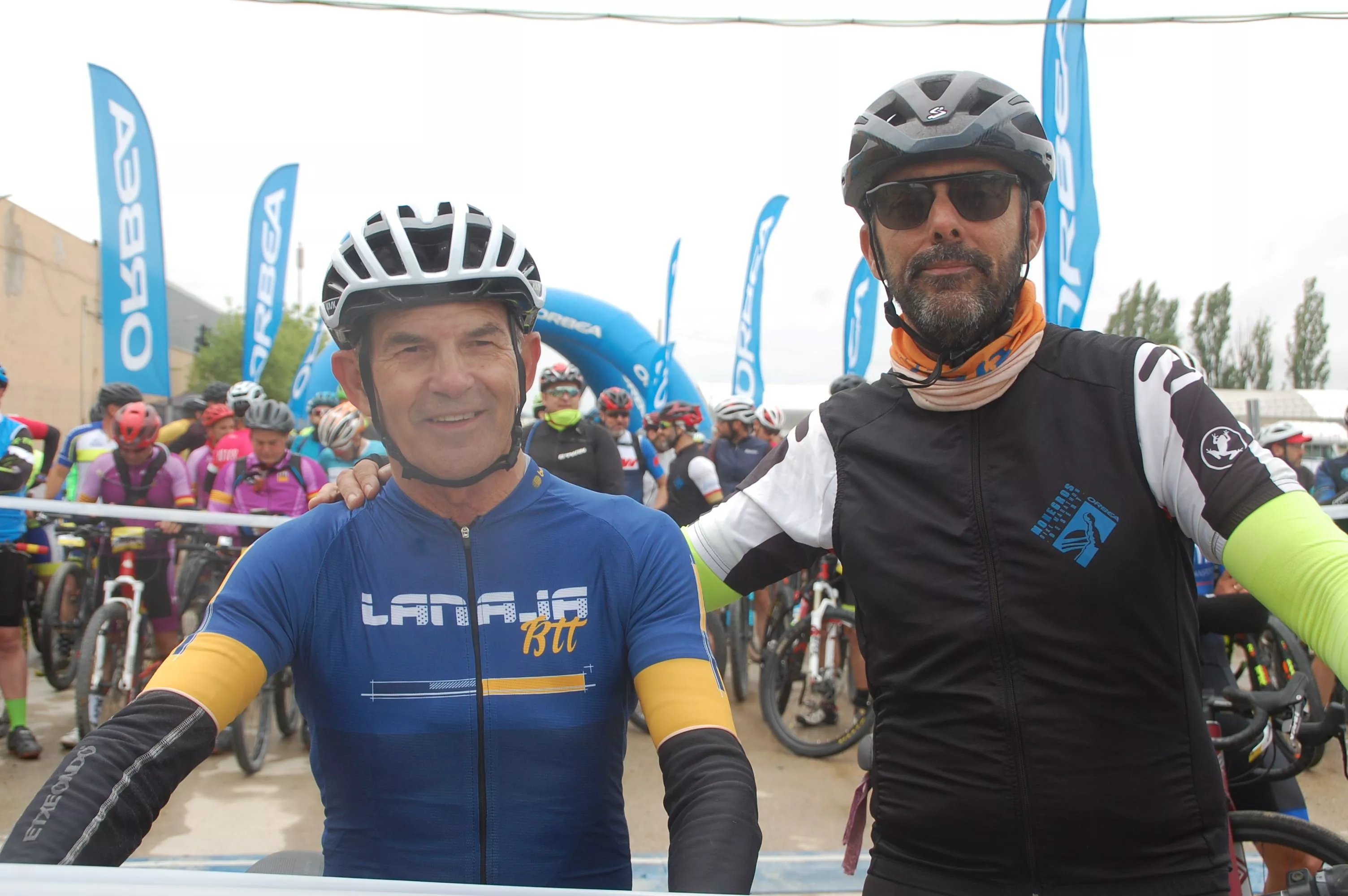 Guillermo Ezquerra Y Bernardo Tena, invitados en primera fila. Bernardo es el hermano de Manu, fallecido el pasado mes de septiembre tras una larga enfermedad.