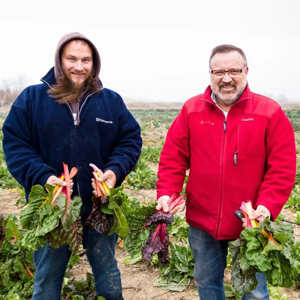 Javier Sopesens padre e hijo, en su huerta