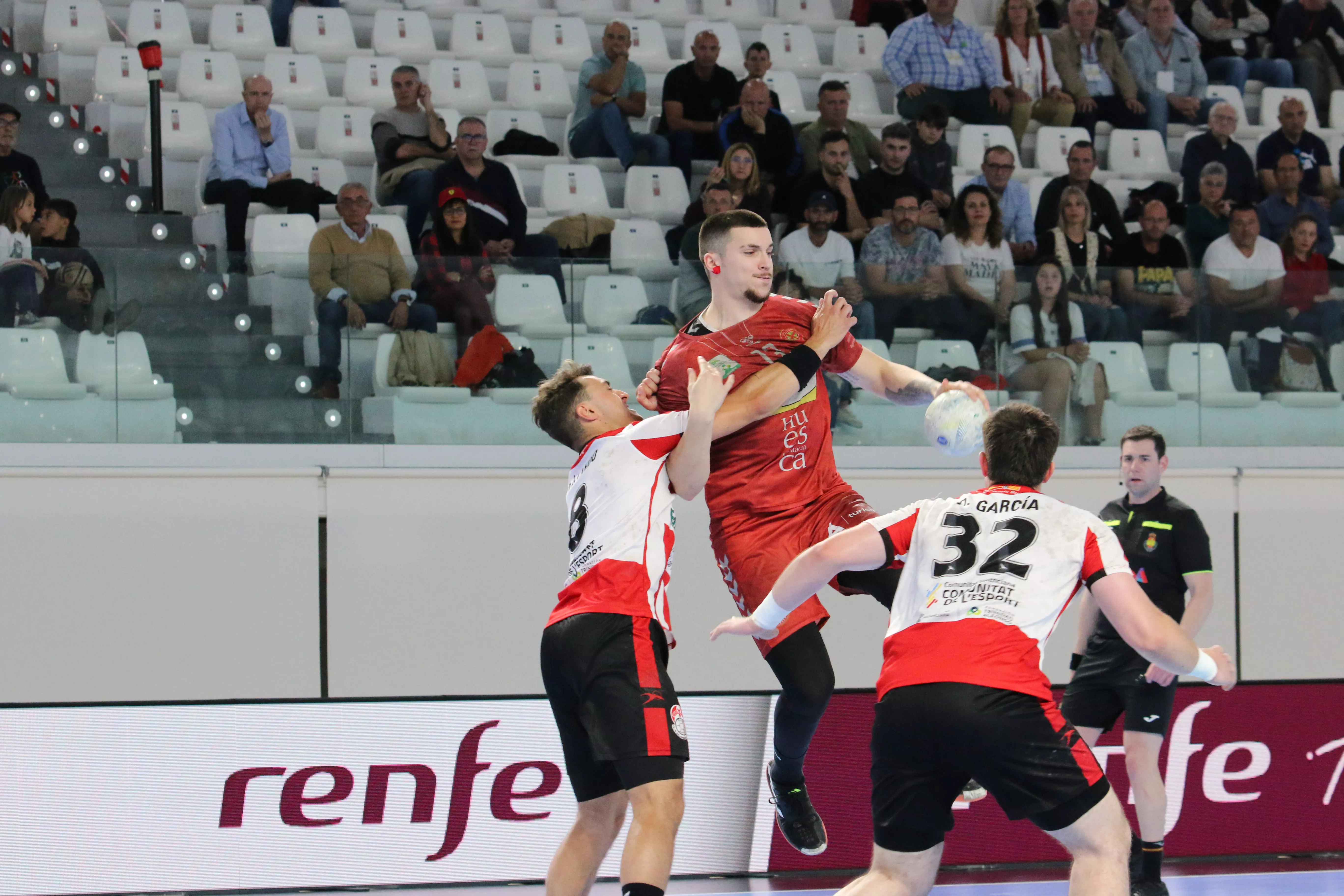 Domingo Luis Mosquera, agarrado por un rival, en un momento del triunfo de Bada Huesca ante Puerto Sagunto. Foto: Pepa Conesa