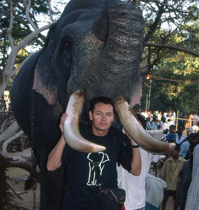 Marco Pascual, con la cabeza en la boca del elefante y entre los colmillos en Sri Lanka. Día de Kataragama