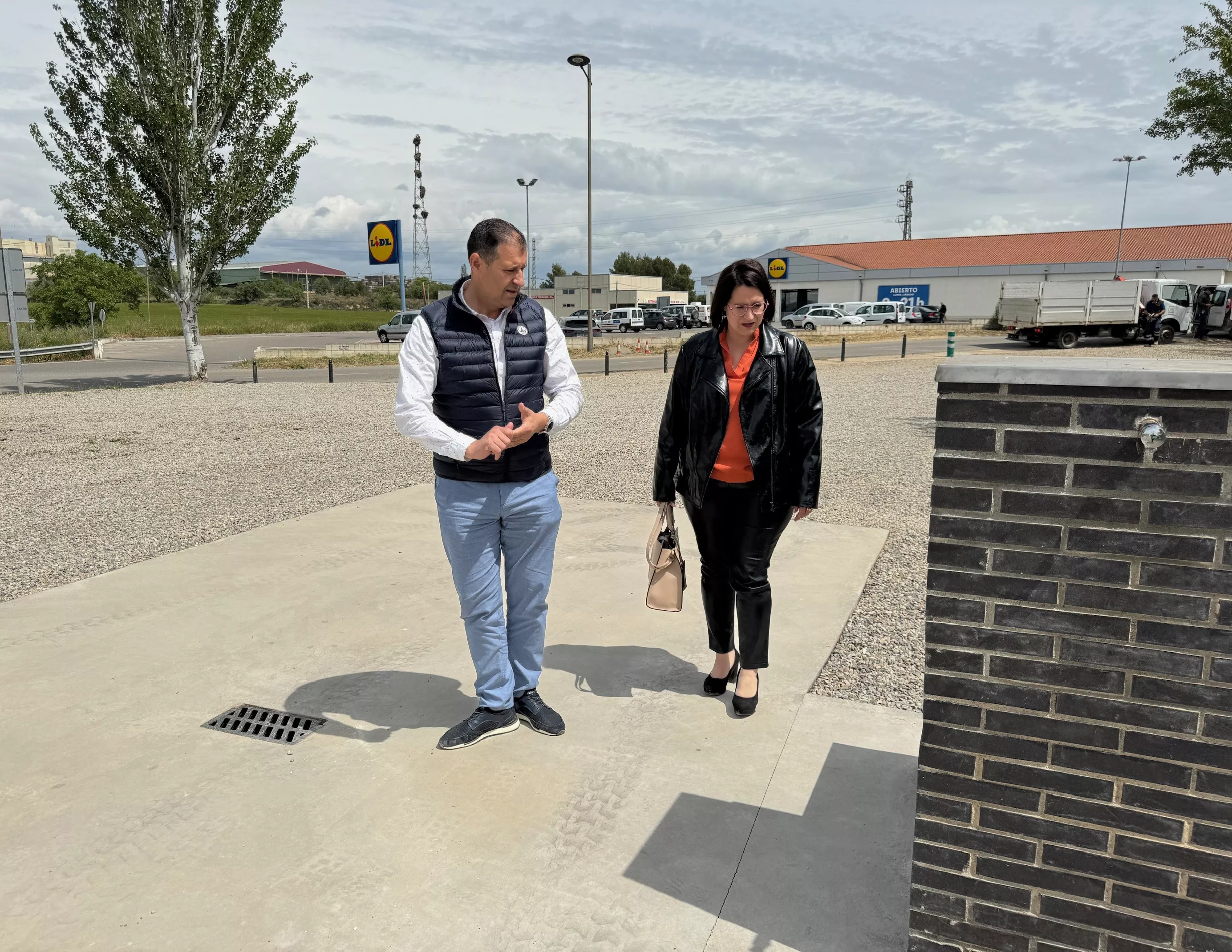 Sergio Serra y Patricia Rivera en el parking de autocaravanas