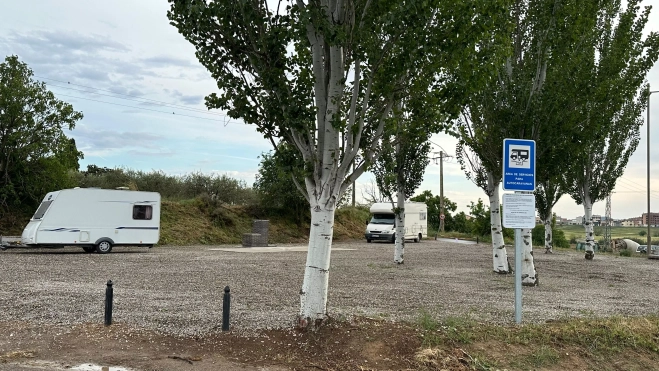 El parking de Binéfar ya ha acogido las primeras autocaravanas