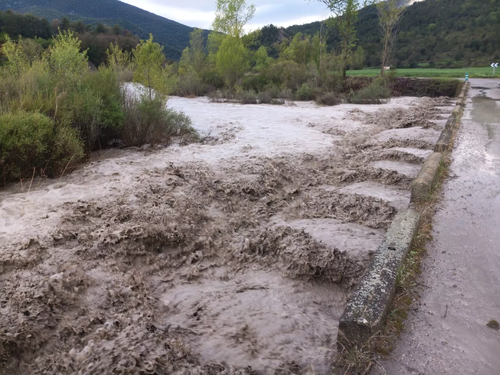 Río Usía en La Fueva tras las lluvias.