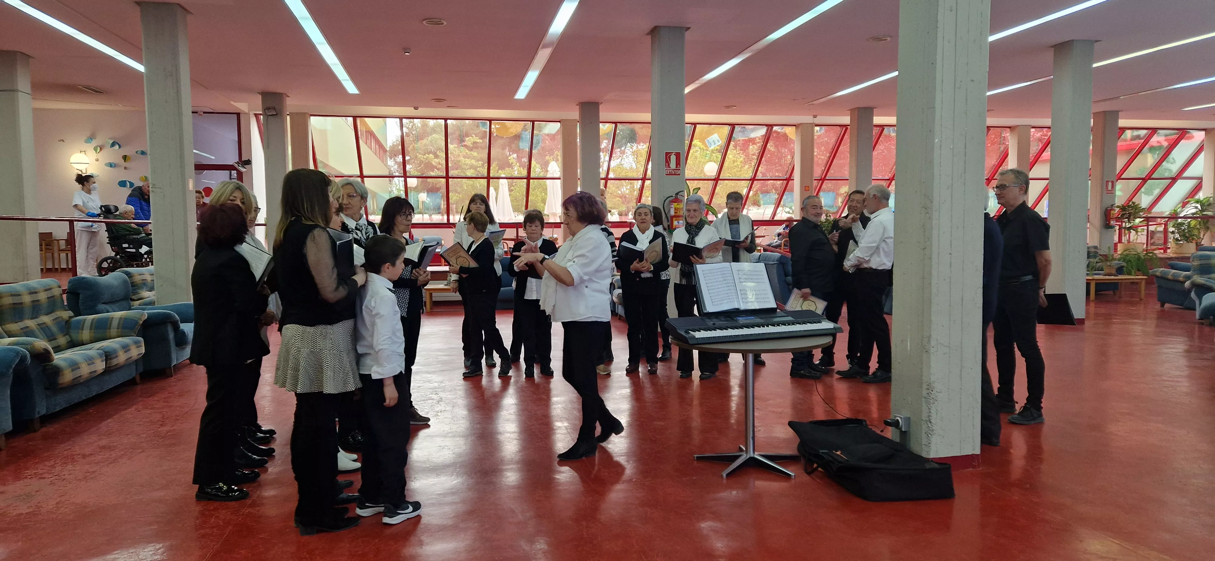 El Coro de la Universidad Ciudadana en la Residencia Ciudad de Huesca. Foto Myriam Martínez