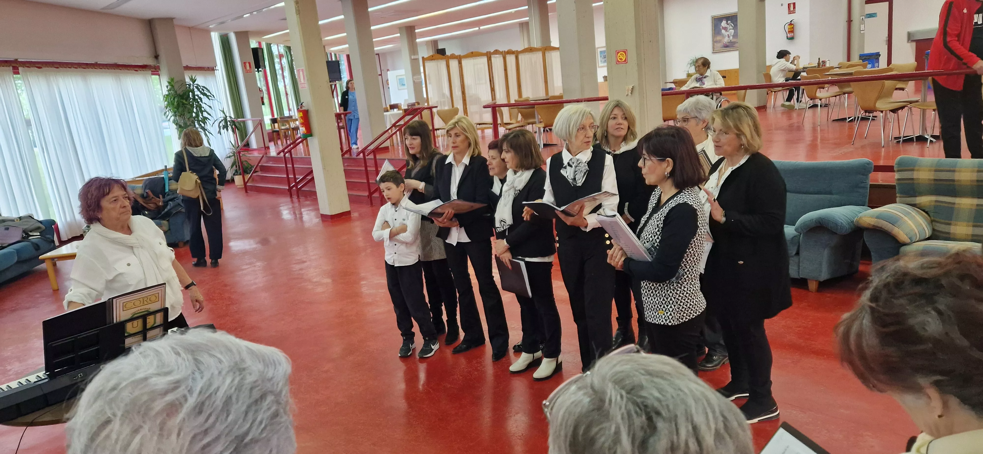 El Coro de la Universidad Ciudadana en la Residencia Ciudad de Huesca. Foto Myriam Martínez