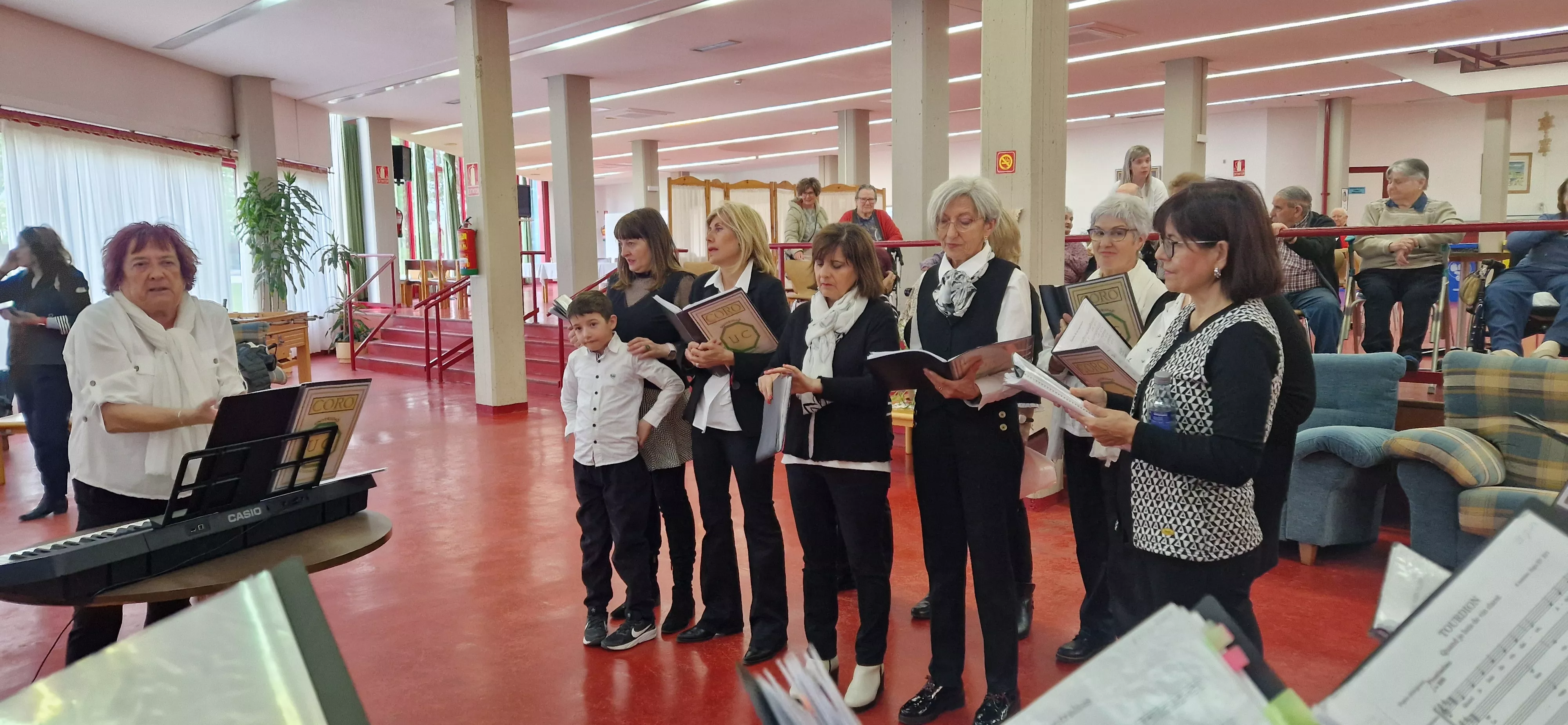 El Coro de la Universidad Ciudadana en la Residencia Ciudad de Huesca. Foto Myriam Martínez
