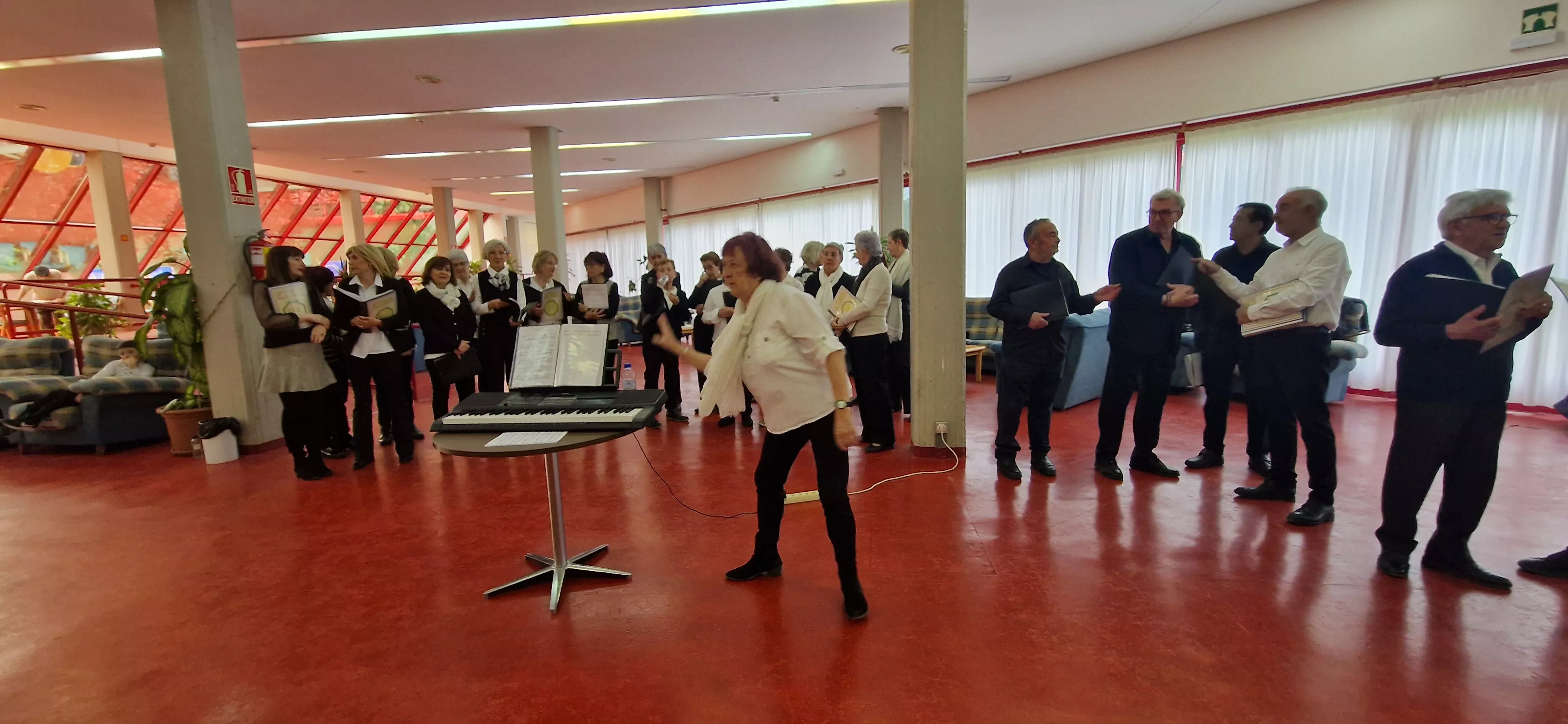 El Coro de la Universidad Ciudadana en la Residencia Ciudad de Huesca. Foto Myriam Martínez