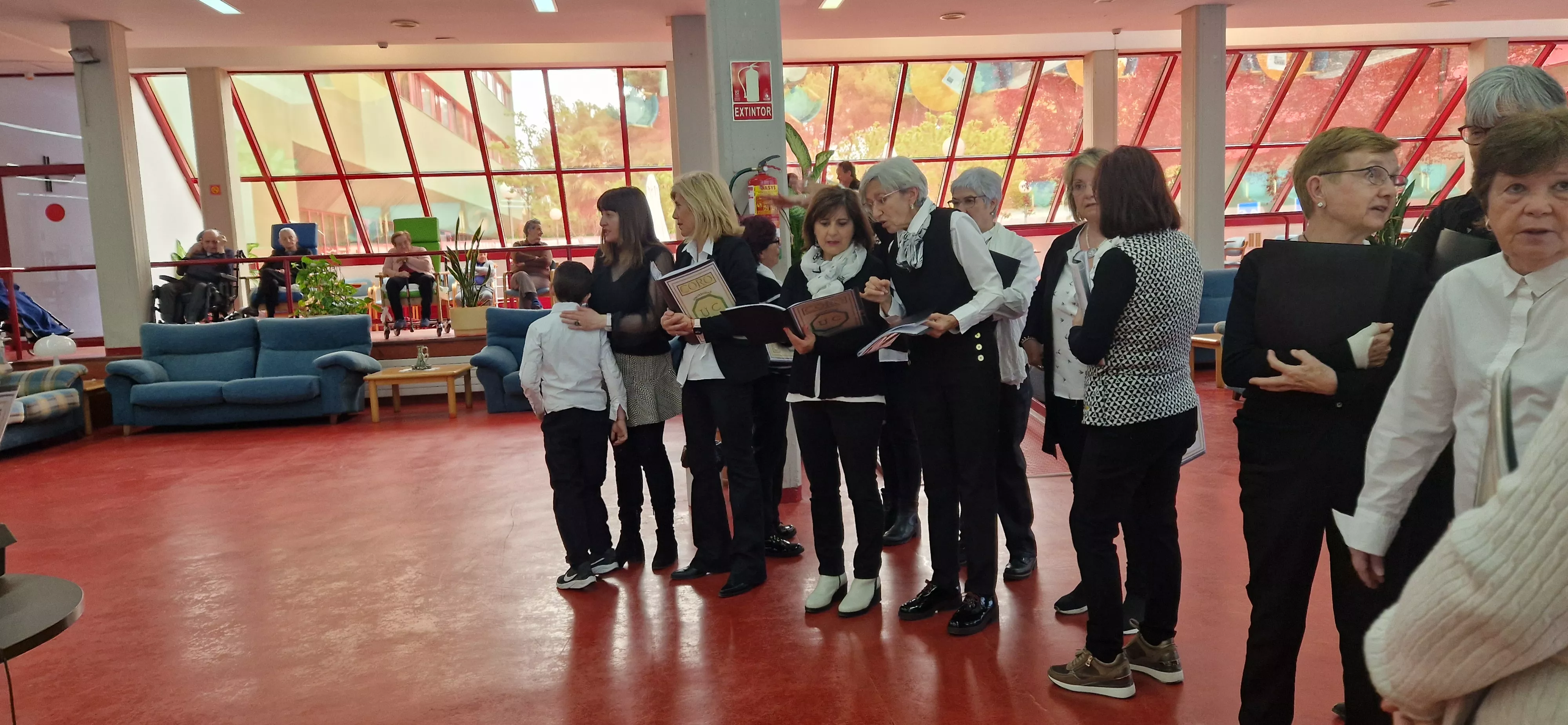 El Coro de la Universidad Ciudadana en la Residencia Ciudad de Huesca. Foto Myriam Martínez