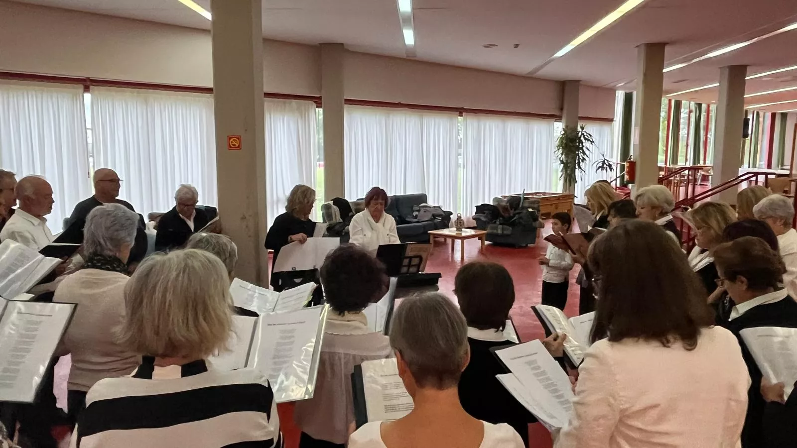 El Coro de la Universidad Ciudadana en la Residencia Ciudad de Huesca. Foto Mercedes Manterola