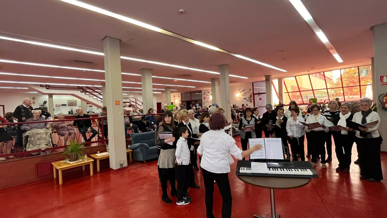 El Coro de la Universidad Ciudadana en la Residencia Ciudad de Huesca. Foto Mercedes Manterola