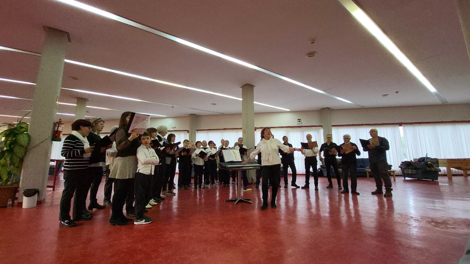 El Coro de la Universidad Ciudadana en la Residencia Ciudad de Huesca. Foto Mercedes Manterola