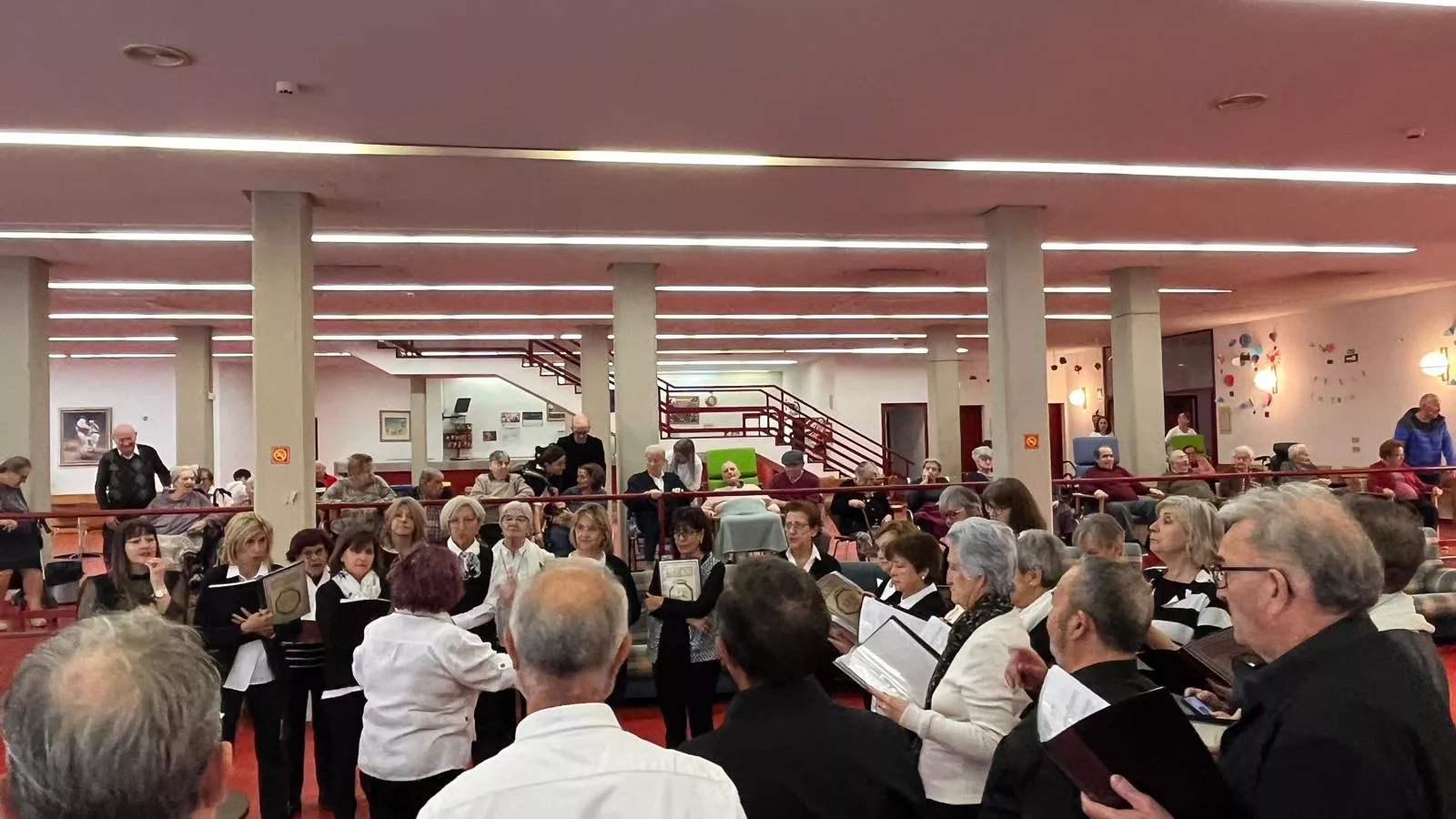 El Coro de la Universidad Ciudadana en la Residencia Ciudad de Huesca. Foto Mercedes Manterola