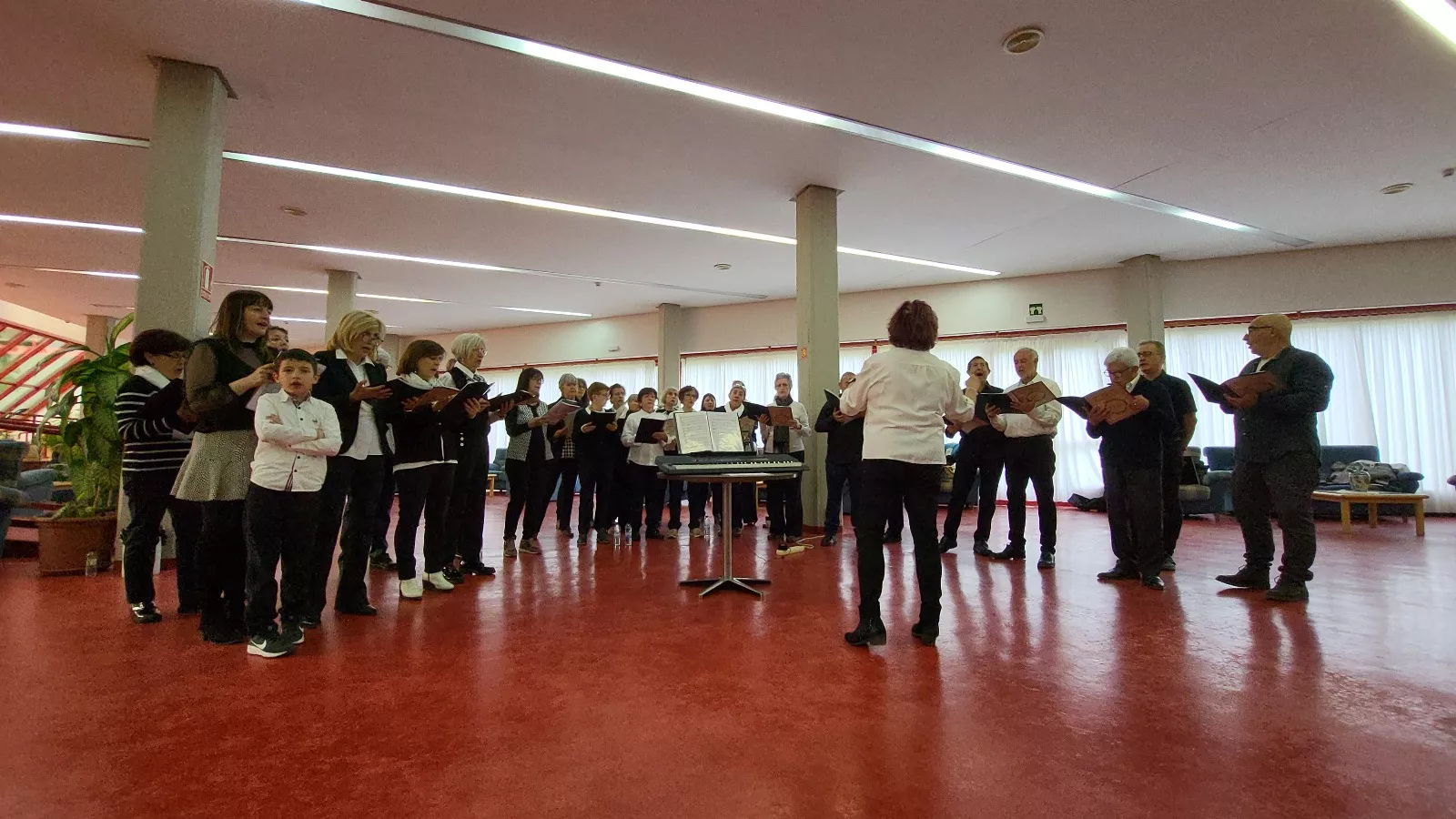 El Coro de la Universidad Ciudadana en la Residencia Ciudad de Huesca. Foto Mercedes Manterola