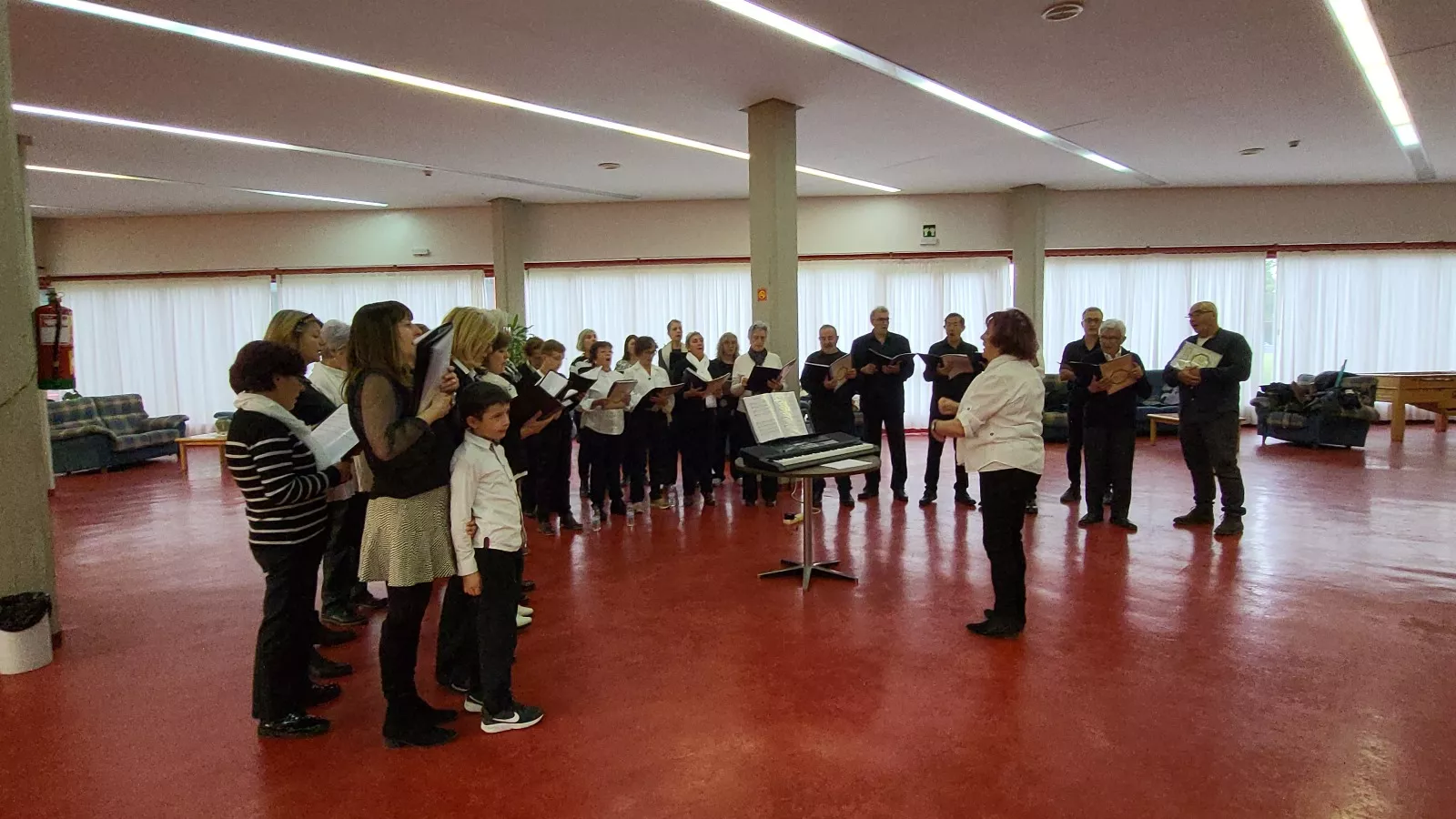 El Coro de la Universidad Ciudadana en la Residencia Ciudad de Huesca. Foto Mercedes Manterola