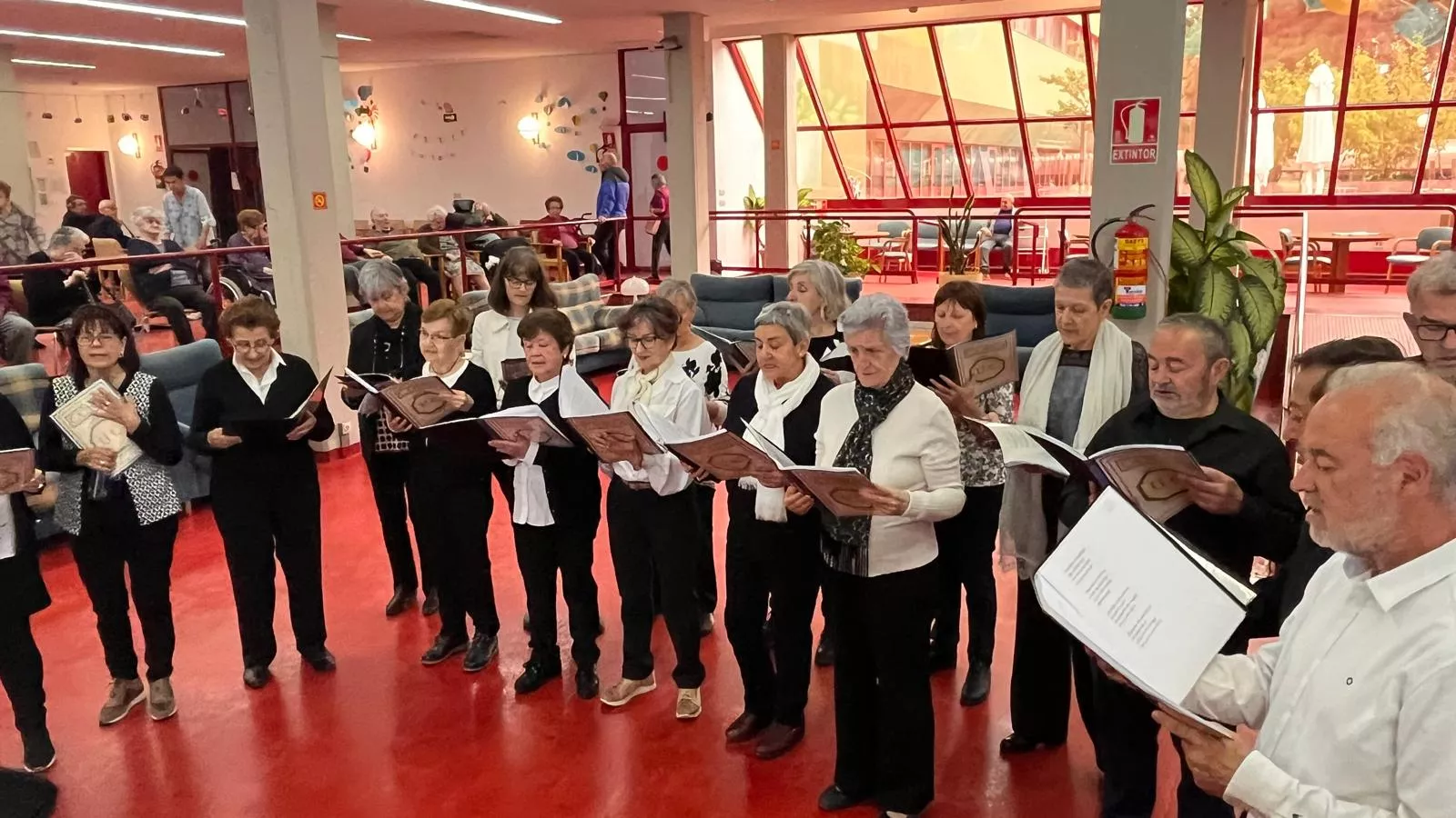 El Coro de la Universidad Ciudadana en la Residencia Ciudad de Huesca. Foto Mercedes Manterola