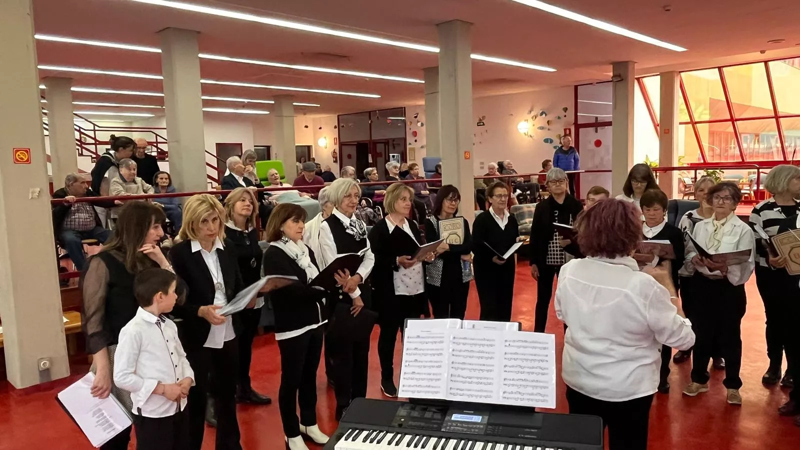 El Coro de la Universidad Ciudadana en la Residencia Ciudad de Huesca. Foto Mercedes Manterola