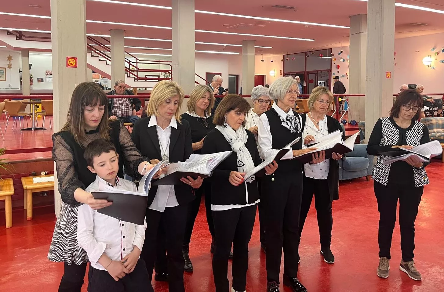El Coro de la Universidad Ciudadana en la Residencia Ciudad de Huesca. Foto Mercedes Manterola