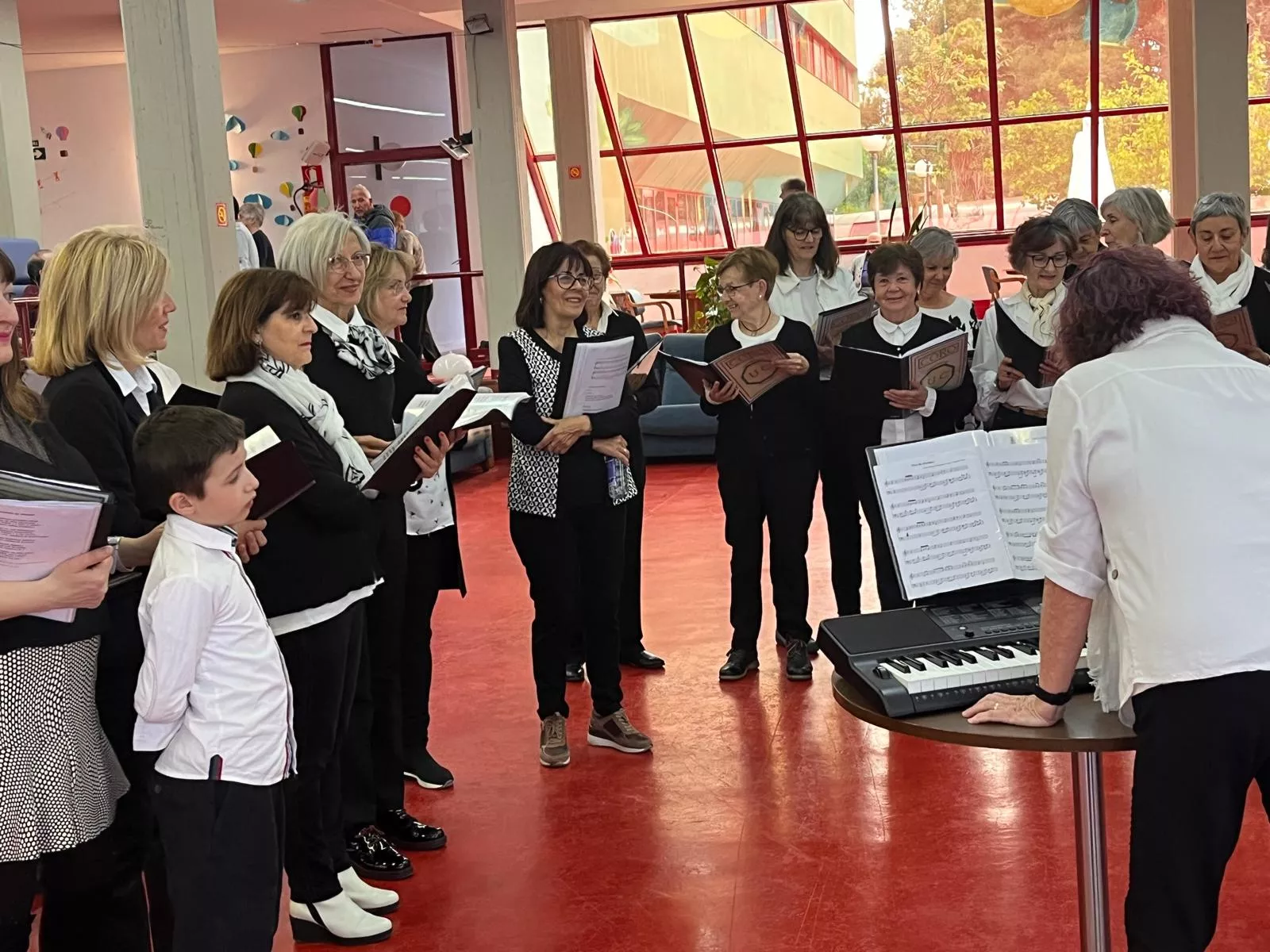 El Coro de la Universidad Ciudadana en la Residencia Ciudad de Huesca. Foto Mercedes Manterola