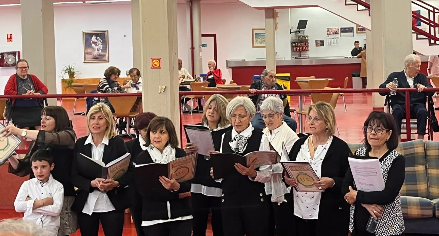 El Coro de la Universidad Ciudadana en la Residencia Ciudad de Huesca. Foto Mercedes Manterola