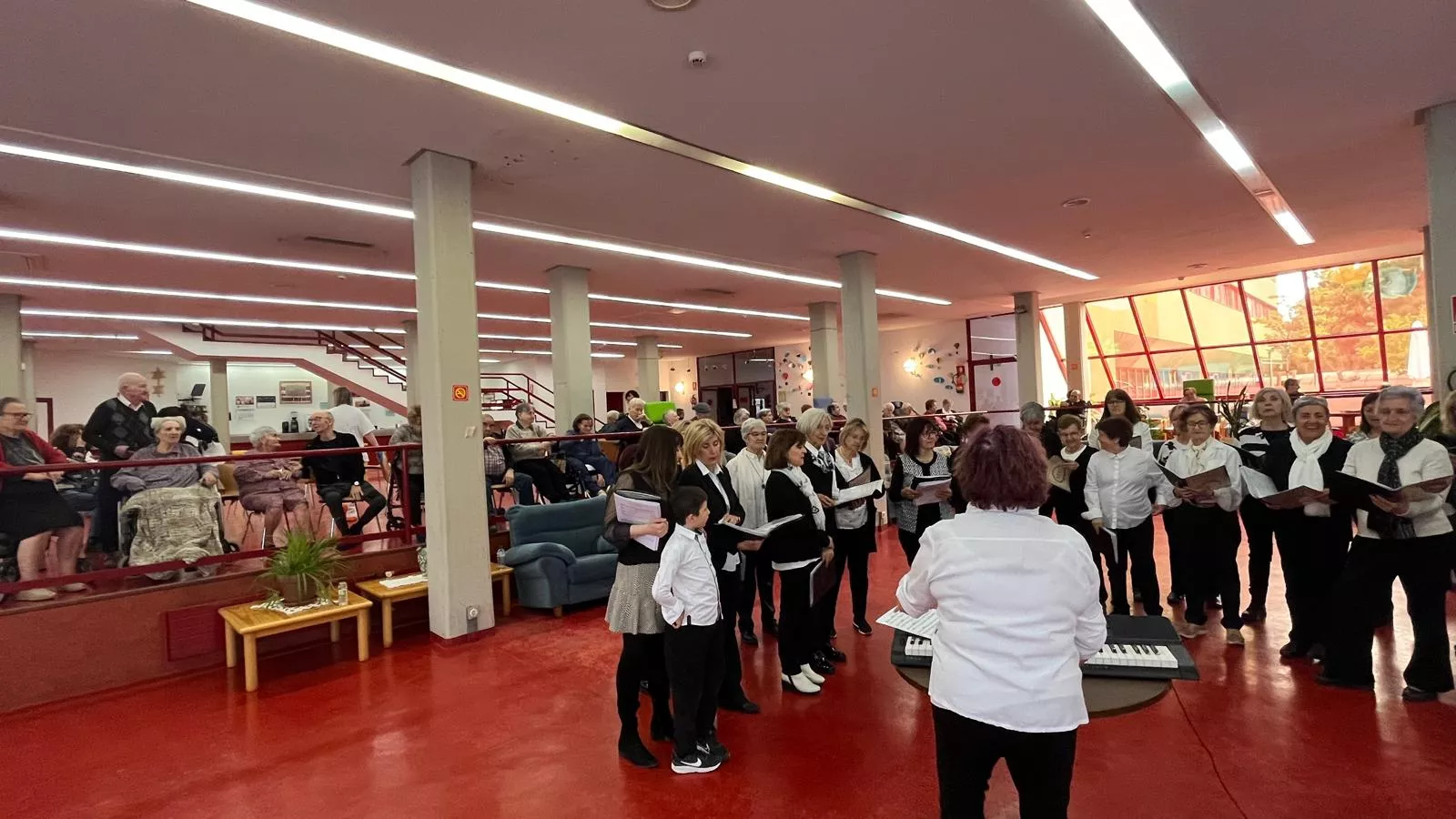 El Coro de la Universidad Ciudadana en la Residencia Ciudad de Huesca. Foto Mercedes Manterola