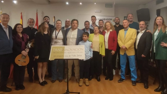 Toño Julve, con los participantes en el acto. Toño Julve, con los participantes en el acto.