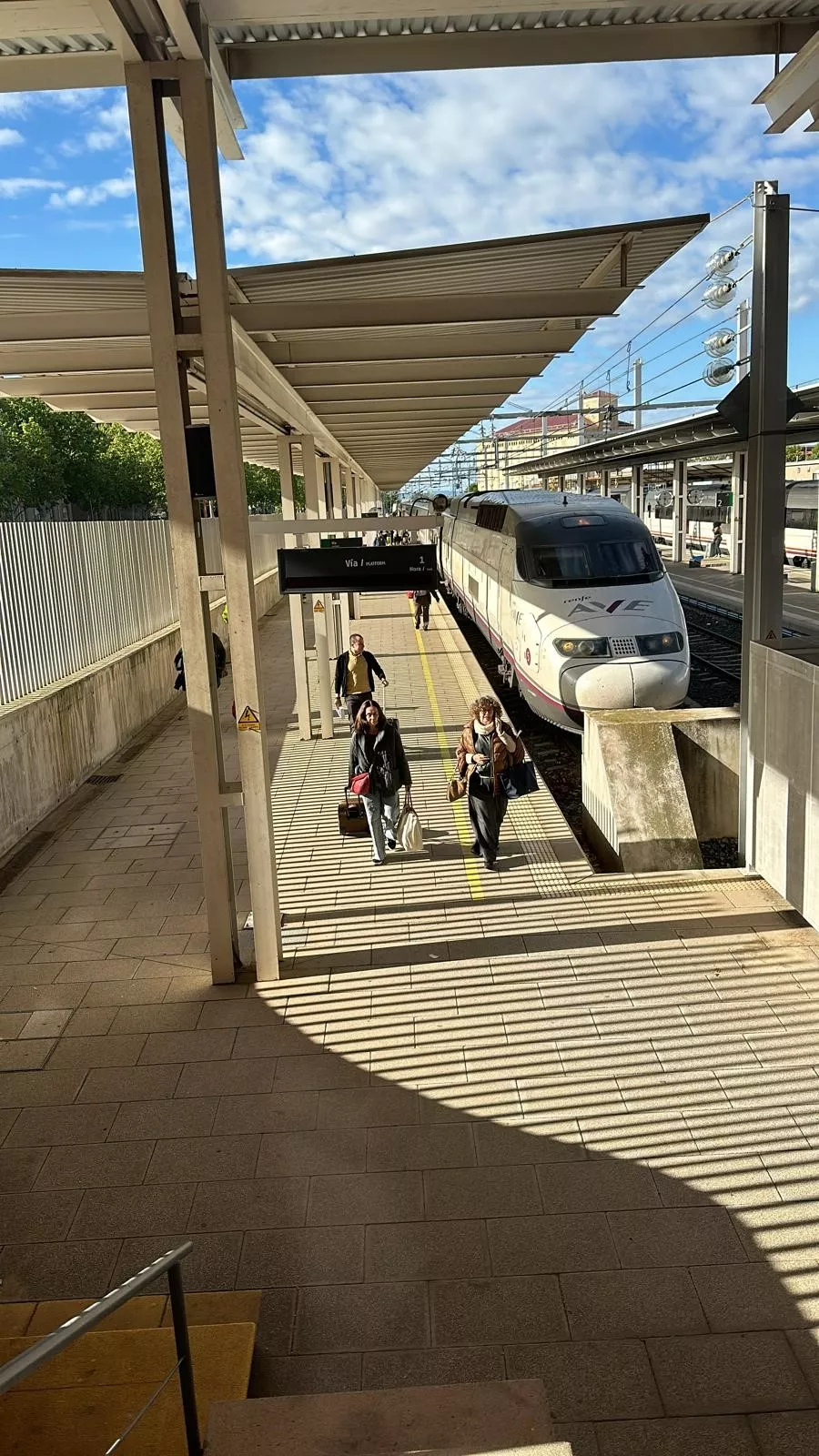 Los viajeros bajan del AVE en Huesca