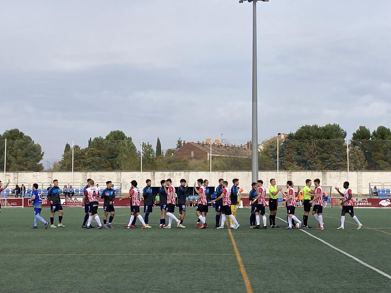 Saludo entre los jugadores del Huesca B y el Illueca antes del inicio del partido. Foto: Adrián Mora