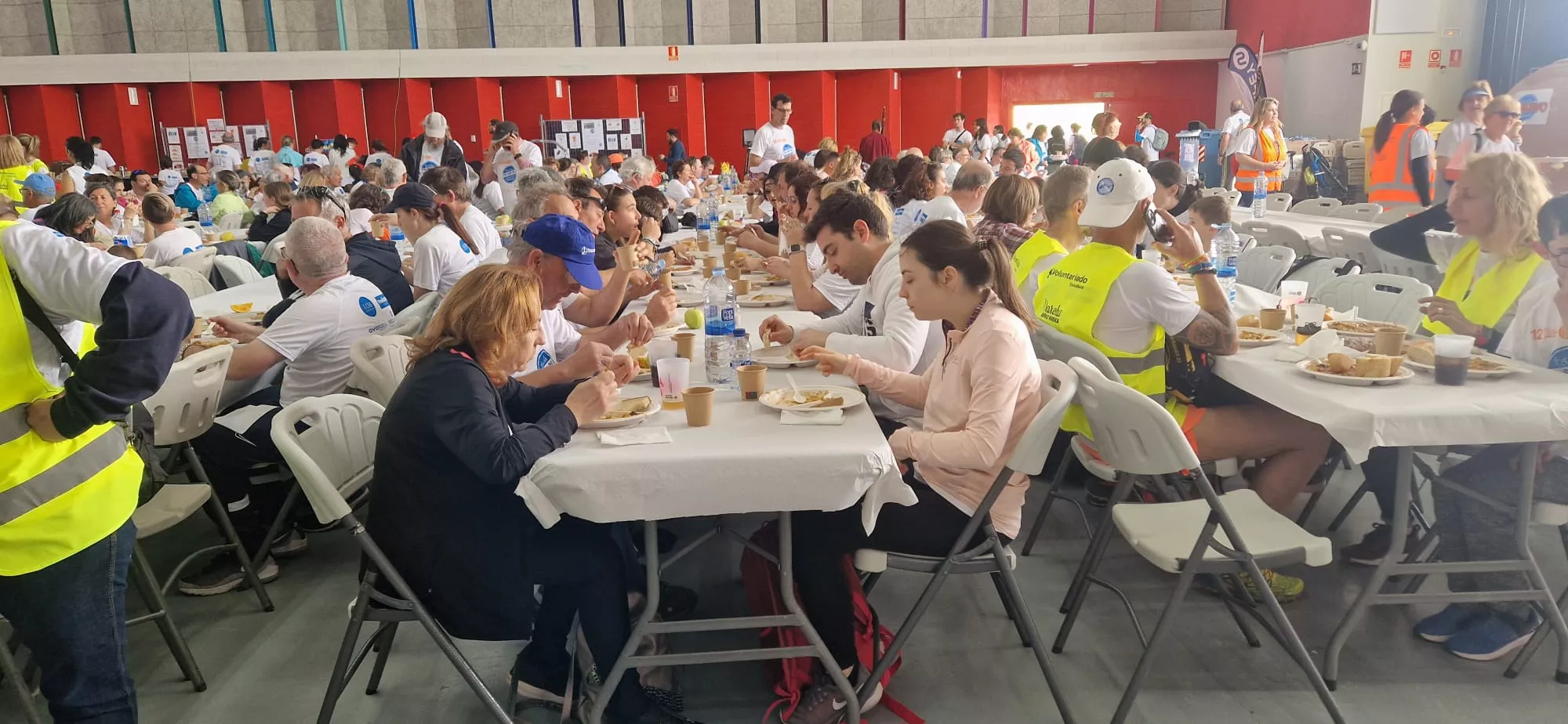 Disfrutando de la comida en la 12 Marcha Aspace Huesca. Foto Myriam Martínez
