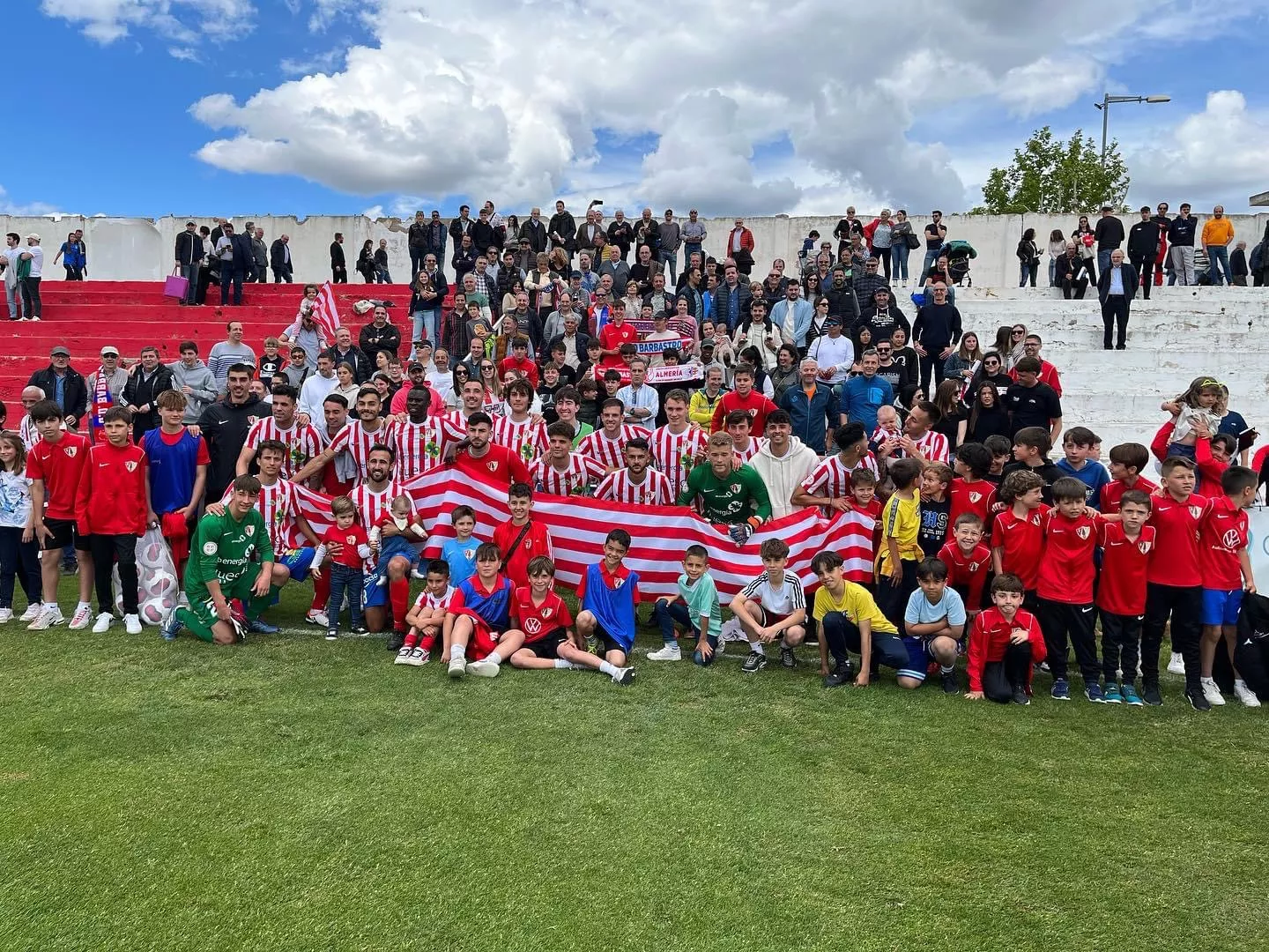 Los jugadores del Barbastro celebran el triunfo con su afición. 