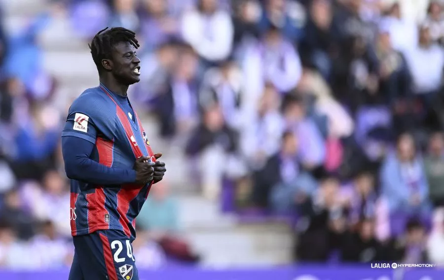 Obeng se lamenta tras una ocasión. El Huesca sigue con sus males en Valladolid (1-0).